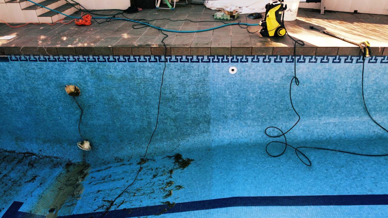 Detalle del rejuntado deteriorado en el borde de una piscina
