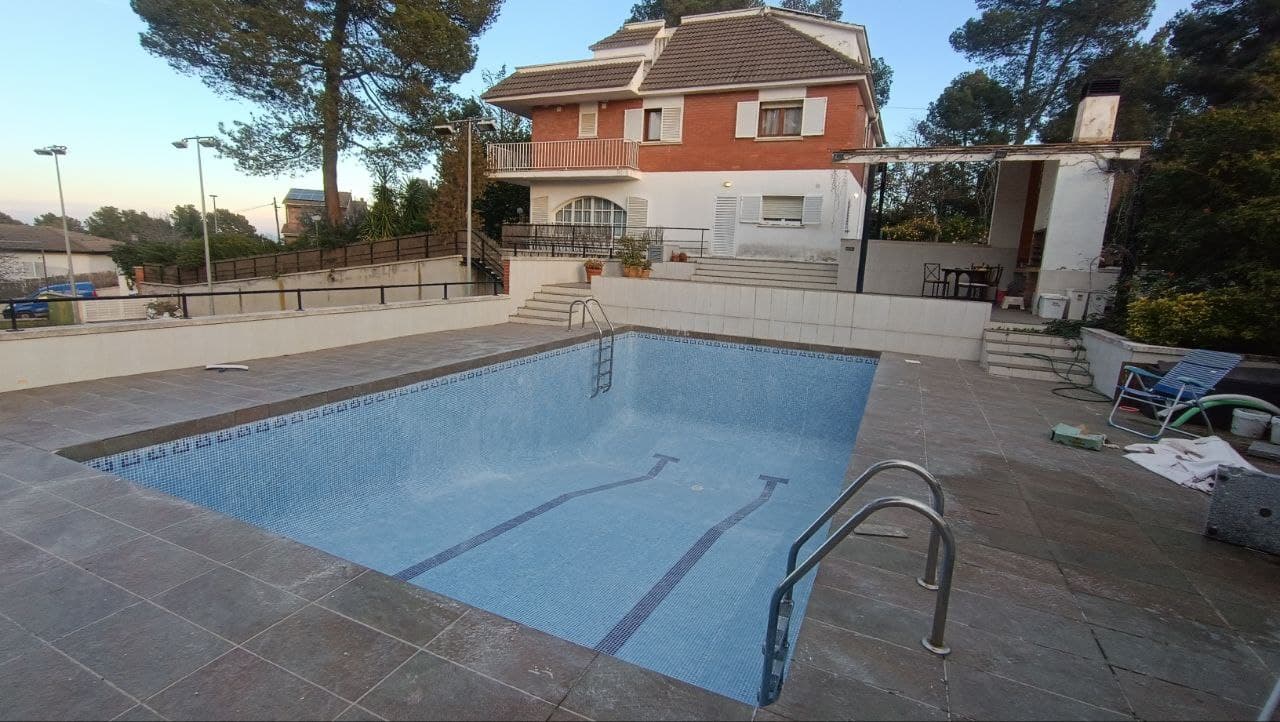 Sala técnica de una piscina con bomba y filtro en Menorca