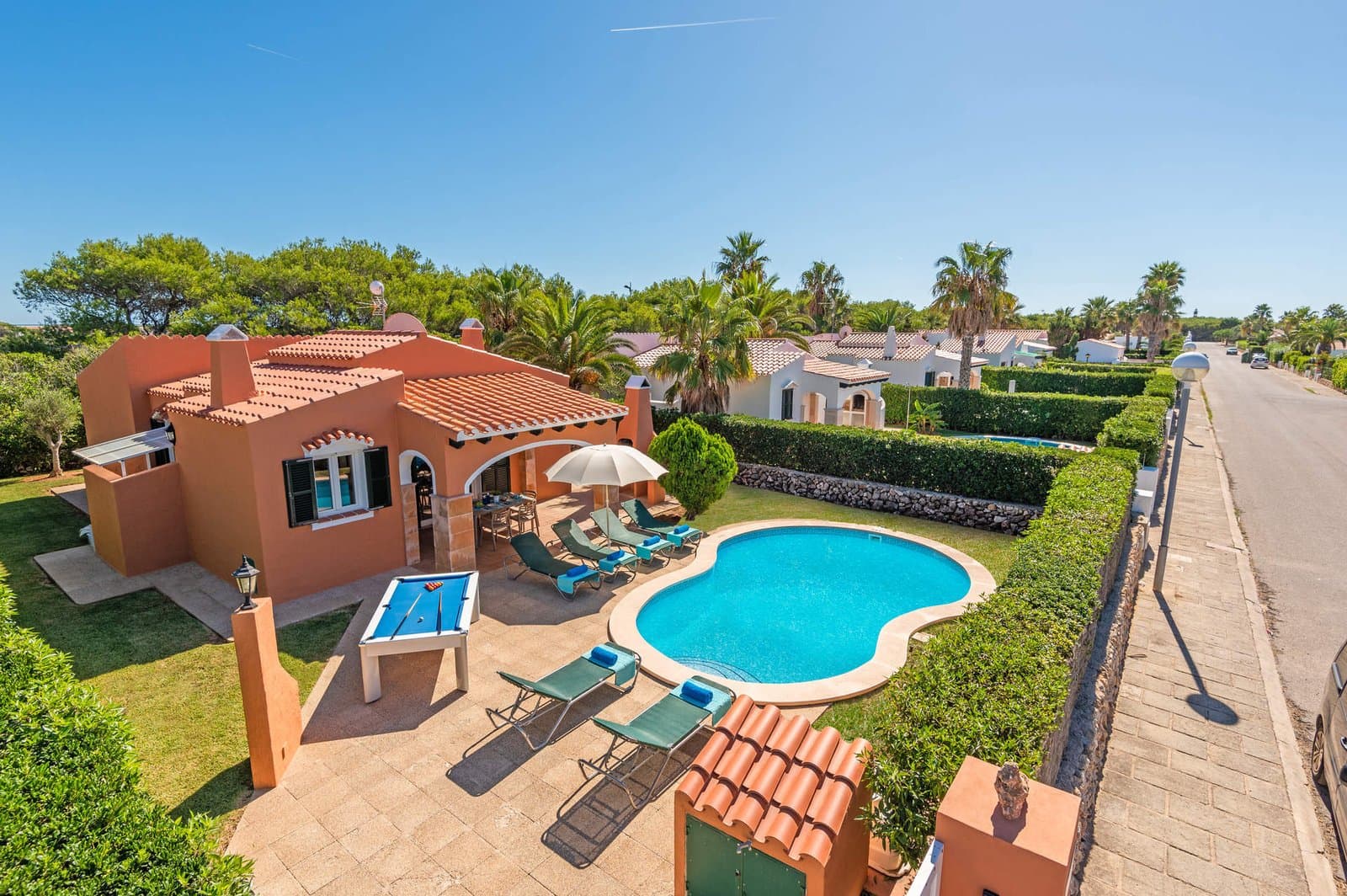 Piscina de una villa de alquiler en Menorca lista para los huéspedes