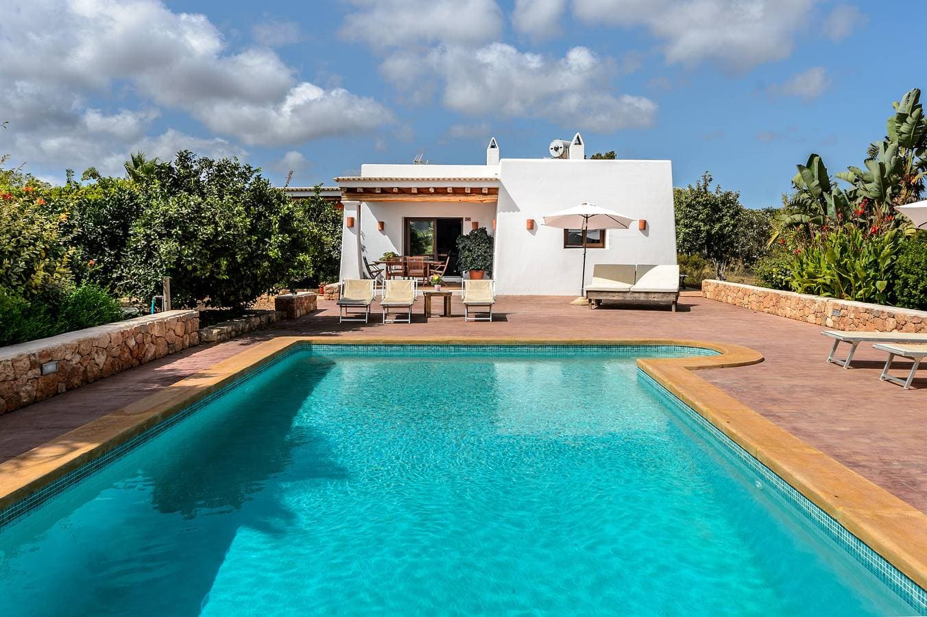 Mantenimiento de piscina en villa de Menorca